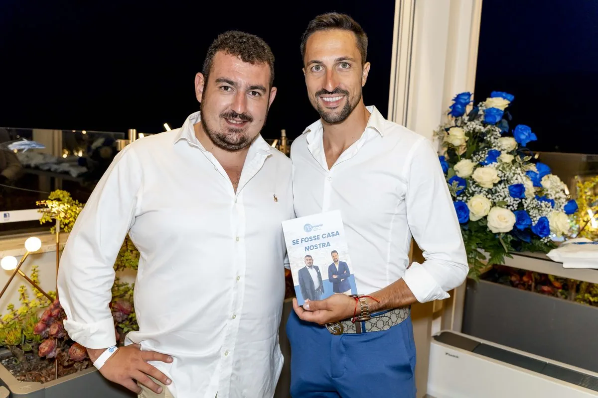 Federico Aresio, à gauche, et Edoardo Biancheri, à droite, cofondateurs d'Abitare Affitti Brevi, en chemise blanche lors d'une soirée